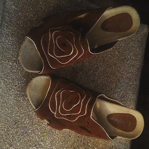 A pair of earthie sandals, they are heavenly
